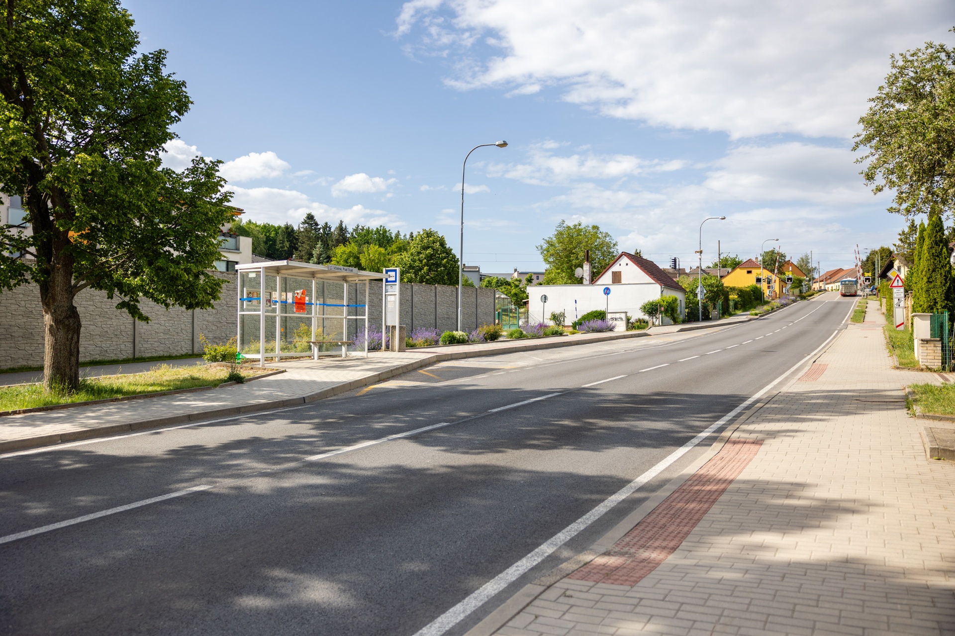 Ulice se zastávkou MHD ve Včelné